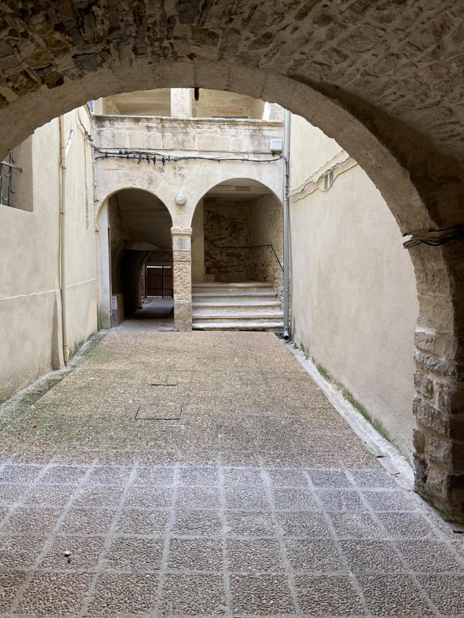 Place Aux Herbes Lejlighed Nîmes Eksteriør billede